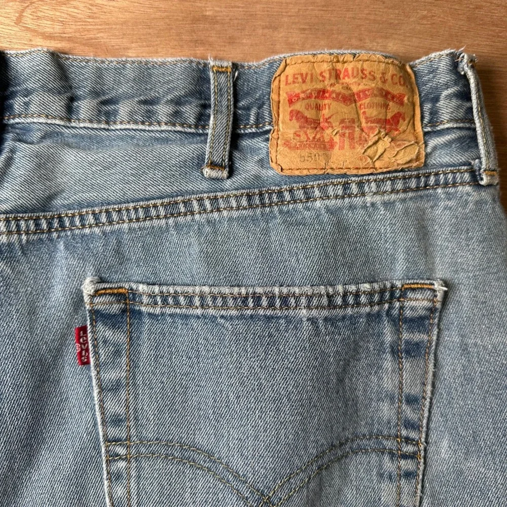 Levis 550 Relaxed Fit Tapered Leg Light Wash Denim Jeans Mens 42X29 Distressed